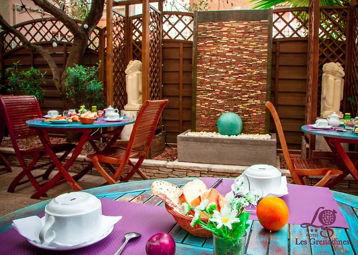 ホテル Logis Les Grenadines 3*
