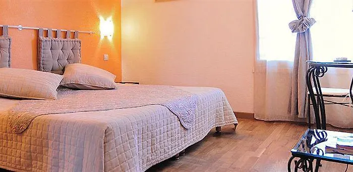 Hotel Logis Les Grenadines 3*